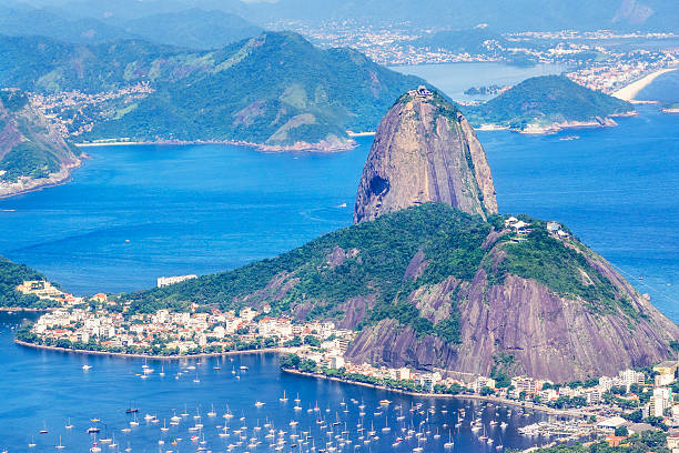 хлеб гора сахарная в рио-де-жанейро, бразилия - rio de janeiro sugarloaf mountain overhead cable car copacabana beach стоковые фото и изображения