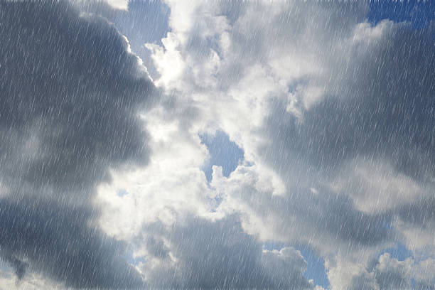 ciel bleu nuageux et pluie et soleil en arrière-plan#2 - cumulus cloud condensation sky blue photos et images de collection