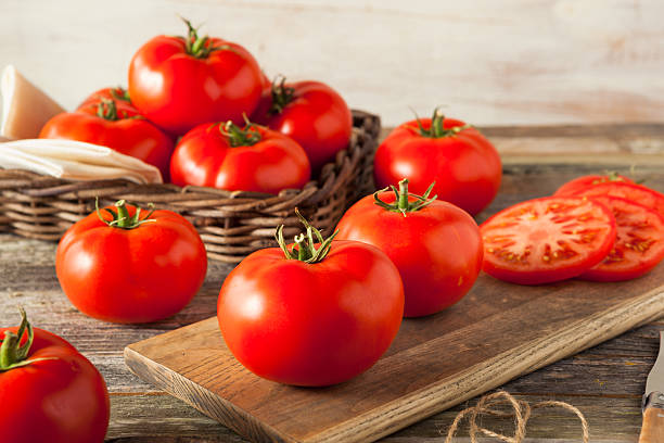 roh bio red beefsteak tomaten - beefsteak tomato stock-fotos und bilder
