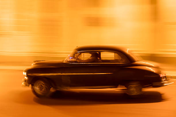 américain vintage voiture accélérer de nuit, la havane, cuba - taxi retro revival havana car photos et images de collection