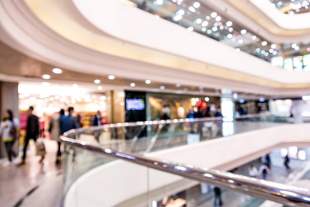 borrosa fondo el centro comercial - escalator people city blurred motion fotografías e imágenes de stock