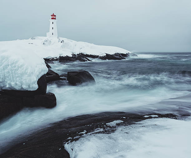 peggy "s cove phare sur glace - lighthouse scenics winter peggys cove photos et images de collection