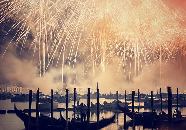 회원에게 festival of 파이어워크 - venice italy italy night gondola 뉴스 사진 이미지