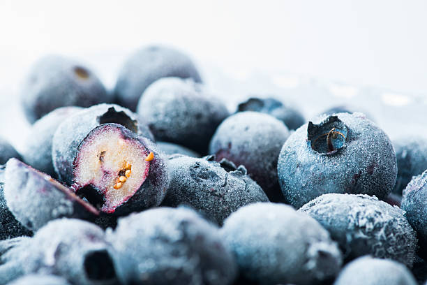 mrożone truskawki wyizolowane na białym - blue blueberry cold food descriptive color zdjęcia i obrazy z banku zdjęć