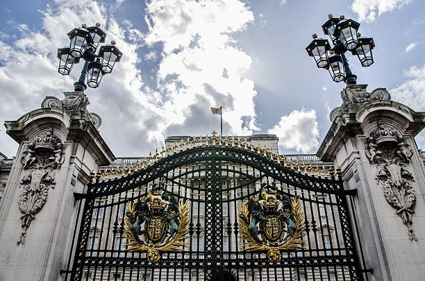 eingang tor des buckingham palace - castle famous place low angle view england stock-fotos und bilder