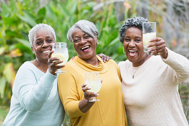 senior mujer afroamericana de tres brindis - cocktail alcohol drink black fotografías e imágenes de stock
