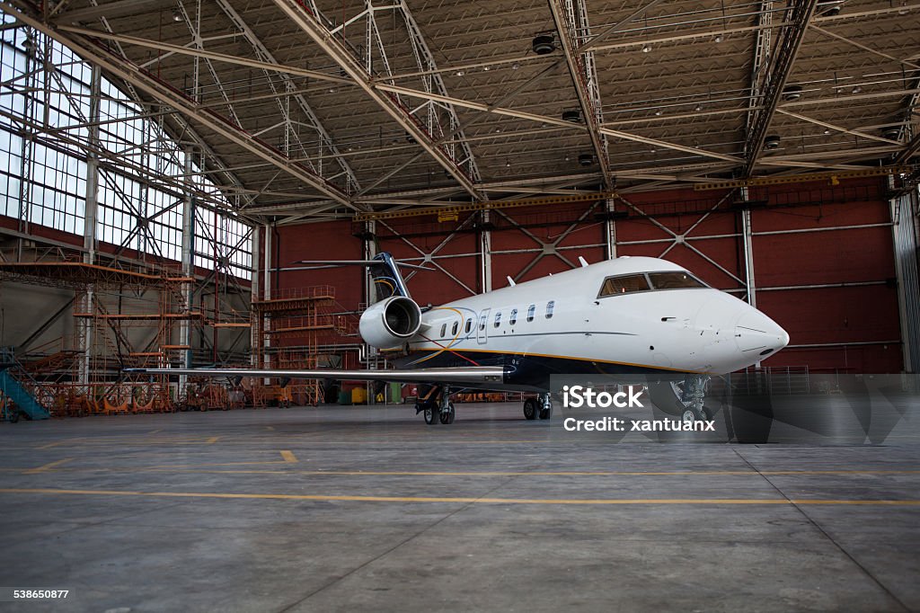 Business jet-Flugzeug Aufenthalte in hangar. - Lizenzfrei Hangar Stock-Foto