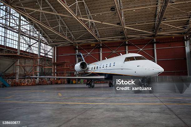 Business Jetflugzeug Aufenthalte In Hangar Stockfoto und mehr Bilder von Hangar - Hangar, Flugzeug, Privatflugzeug