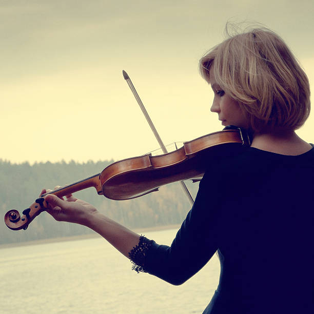 istock Photo girl with violin in retro style 538652907