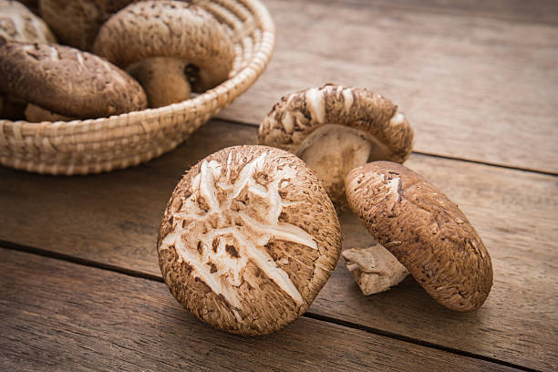shitake sul tavolo di legno - edible mushroom plants raw food nature foto e immagini stock