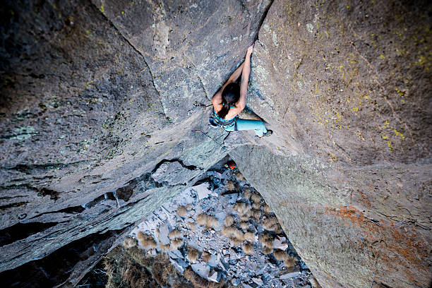 fille d'escalade - mountain climbing rock climbing adventure incentive photos et images de collection