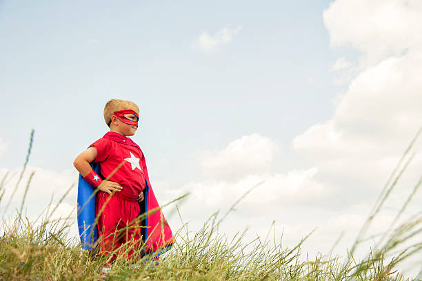 スーパーヒーローのお子様は、トール - partnership creativity superhero child ストックフォトと画像