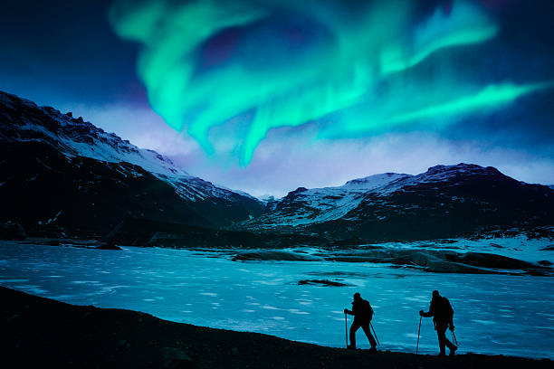 hikers en la northern lights - moody sky fotografías e imágenes de stock