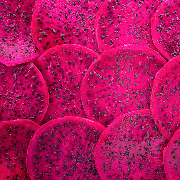 beau rouge dragon fruits frais tranchés en arrière-plan, pitaya - fruit du dragon photos et images de collection