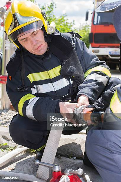 Photo libre de droit de Pompier Sur Service banque d'images et plus d'images libres de droit de Accident et désastre - Accident et désastre, Adulte, Art du portrait