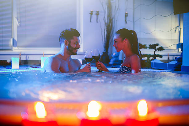 활기참 커플입니다 홀 짝 레드 와인 풍선말 욕실이 갖춰져 있습니다. - couple hot tub spa treatment health spa 뉴스 사진 이미지
