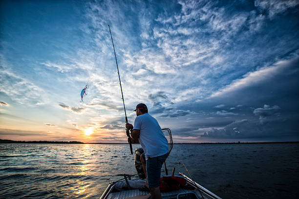 pesca de lançamento - sporting fisherman fishing recreational pursuit imagens e fotografias de stock