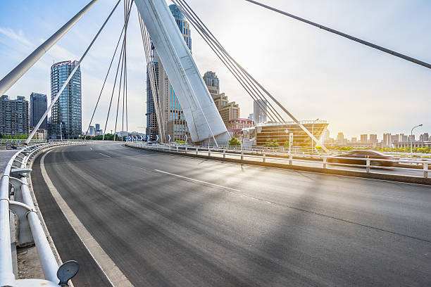 現代的な建物を背景にした無人の道路 - middle of road ストックフォトと画像