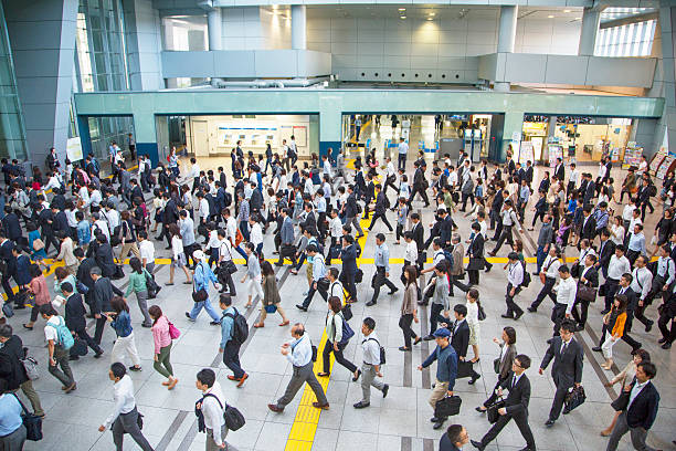 japonés de los trabajadores en la estación de tren - distrito de shinagawa fotografías e imágenes de stock
