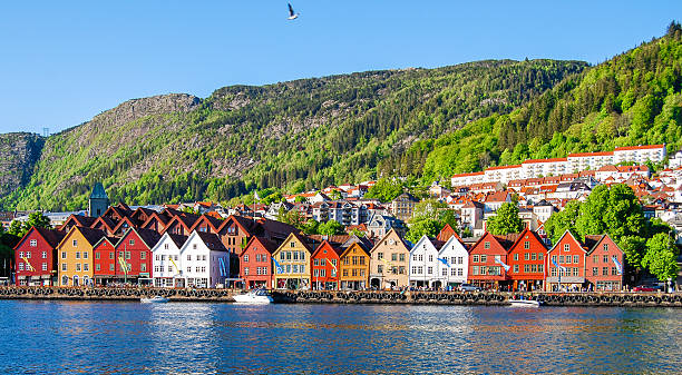 bergen, norvège - color image built structure town cityscape photos et images de collection