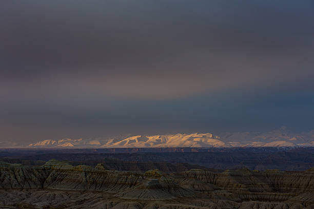 tibet landschaft, tibet, china. - sunrise tranquil scene blue plateau stock-fotos und bilder