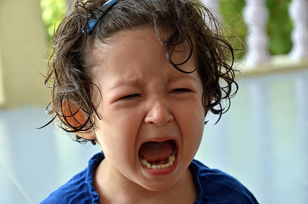 crying kleines mädchen - child asian ethnicity little girls toddler stock-fotos und bilder