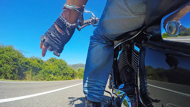 motociclista recebe enquanto passeiam em um estrada rural - motorcycle handlebar road riding - fotografias e filmes do acervo