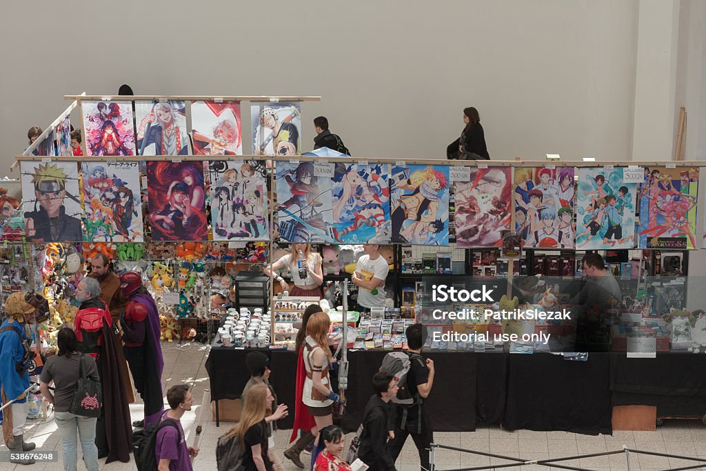 Gente Caminando Alrededor De Mercado Con Japón Anime De Mercancías Foto de  stock y más banco de imágenes de Cosplay - iStock