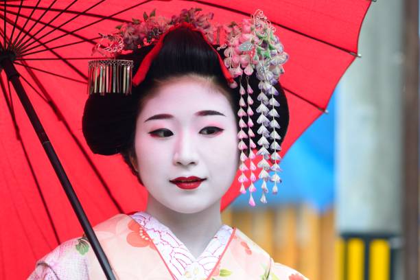 junge maiko in kyoto - parasol umbrella asian ethnicity asian culture stock-fotos und bilder