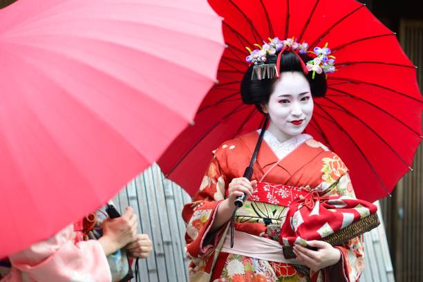 giovane maiko di kyoto - stage makeup make up women body paint foto e immagini stock