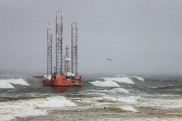 impianto di perforazione petrolifera in blizzard - oil rig sea oil storm foto e immagini stock