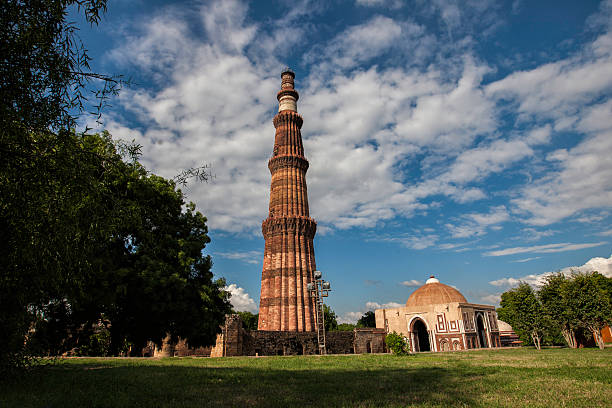 szeroki widok minaret qutub, delhi, indie - qutub zdjęcia i obrazy z banku zdjęć