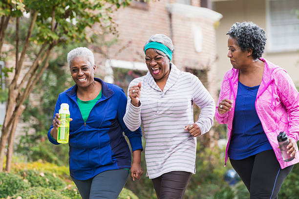 tres mujeres ejercen conjuntamente senior negro - moving van fotografías e imágenes de stock