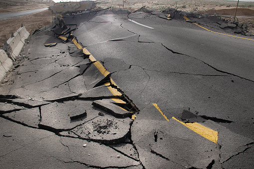 Agrietado asfalto después del terremoto photo