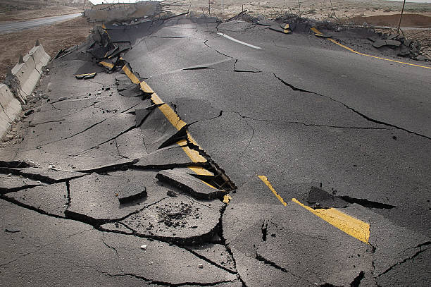 agrietado asfalto después del terremoto - quake fotografías e imágenes de stock