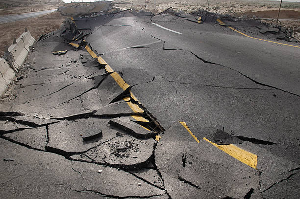 asphalte après le tremblement de terre fissurée - broken stones photos et images de collection