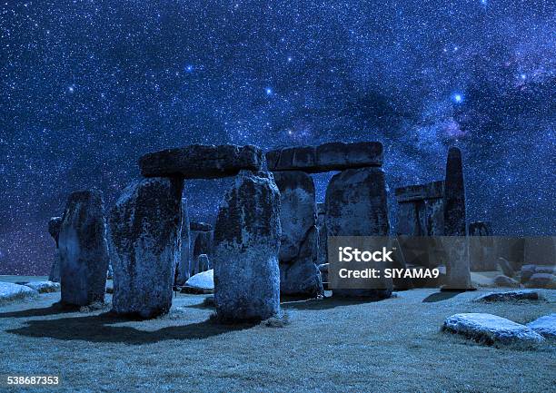 Stonehenge Auf Dem Hintergrund Der Nacht Himmel Stockfoto und mehr Bilder von Stonehenge - Stonehenge, Mond, Nacht