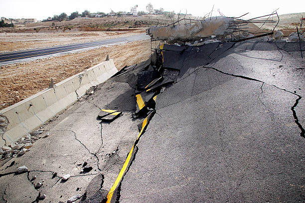 pęknięty asfalt po trzęsieniu ziemi - emergency lane zdjęcia i obrazy z banku zdjęć