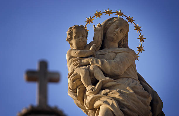 statua della vergine maria e gesù - jesus christ cross old statue foto e immagini stock