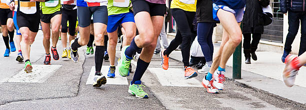 maratona di persone in esecuzione in città - marathon blurred motion defocused panoramic foto e immagini stock