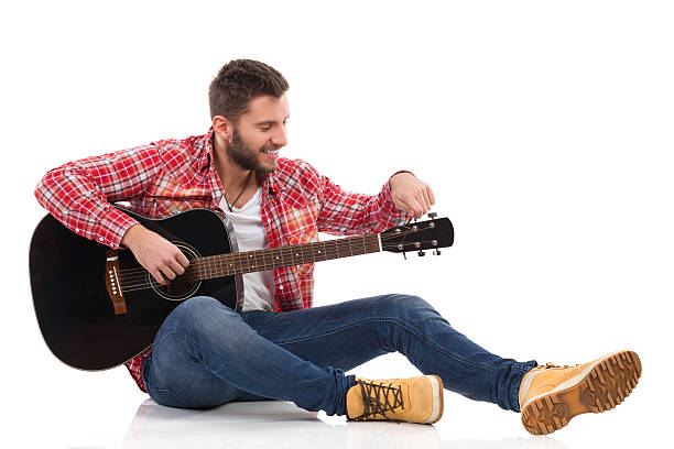 écoutez jouer de la guitare avant - isolated on white studio shot guitar young men photos et images de collection