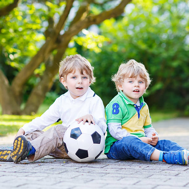 두 개의 작은 형제 boys 축구, football player - earth brazil latin america little boys 뉴스 사진 이미지