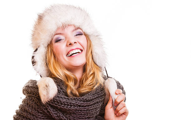 mode d'hiver de la jeune fille dans un chapeau en fourrure de faire plaisir isolé - russian culture scarf textile shawl photos et images de collection