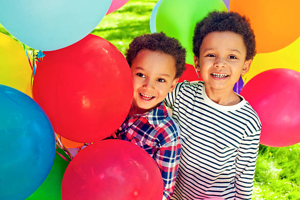 tiempo de verano - child balloon outdoors little boys fotografías e imágenes de stock