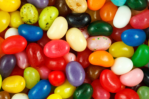 Primer plano de diversas multicolored jelly beans photo