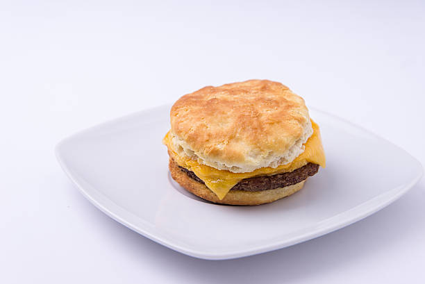 suchar, kiełbasa, jajko & sera. kanapka śniadaniowa - biscuit sausage sandwich breakfast zdjęcia i obrazy z banku zdjęć