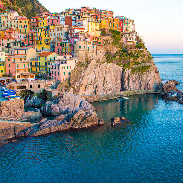 夕暮れの manarola 、チンクエテッレ,イタリア - cinqueterre ストックフォトと画像