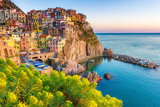 coucher de soleil, tongs manarola à cinque terre, italie - cinque terre photos et images de collection