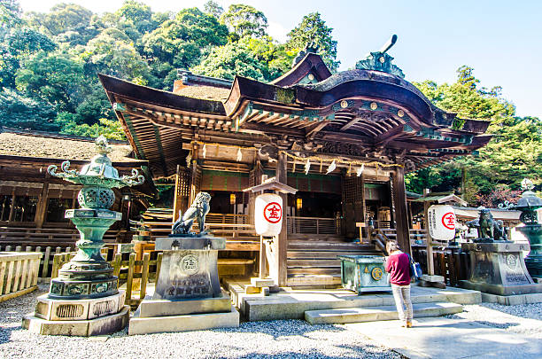 santuario kotohira s'encuentra en la cima de una montaña en kotohira - shikoku fotografías e imágenes de stock