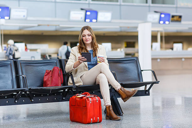 여자 국제 공항, 독서모드 이북 및 술마시기 coffe - airport women waiting business travel 뉴스 사진 이미지